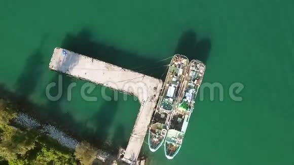 从上面可以看到码头的大型船只空中高清泰国普吉岛视频的预览图