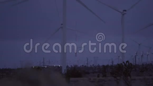 风车的晚间视频片段视频的预览图