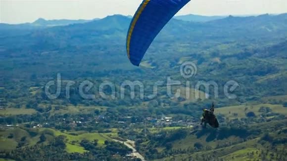 人们骑着Paramotor在天空中飞翔视频的预览图