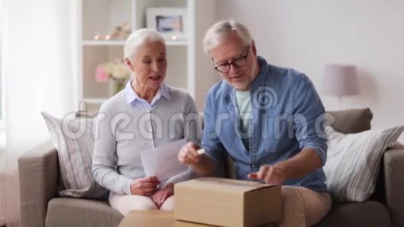 一对年长夫妇带着送货单视频的预览图