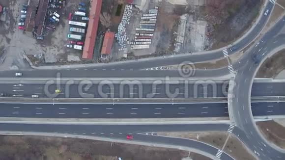 交通圈环形交叉路口的鸟瞰图大型公路交叉路口的州际桥梁视频的预览图