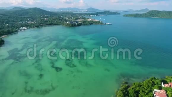 空中飞越令人惊叹的绿松石海水泻湖背景是山脉高清泰国普吉岛视频的预览图