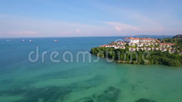 空中飞越令人惊叹的绿松石海水泻湖到豪华酒店综合体空中高清视野泰国普吉岛视频的预览图