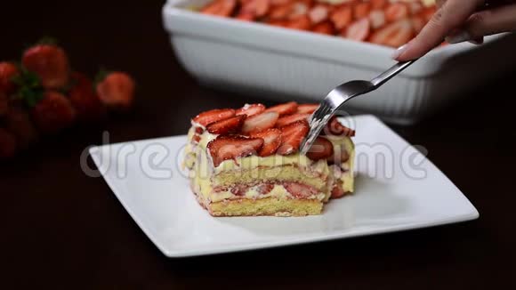 草莓提拉米苏甜点吃草莓提拉米苏视频的预览图