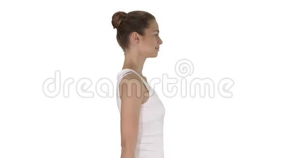 穿着白色上衣走在白色背景上的休闲年轻女子视频的预览图