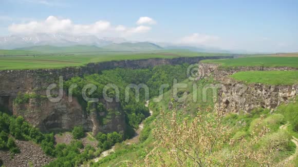 亚美尼亚峡谷峡谷溪流和山脉的景观视频的预览图
