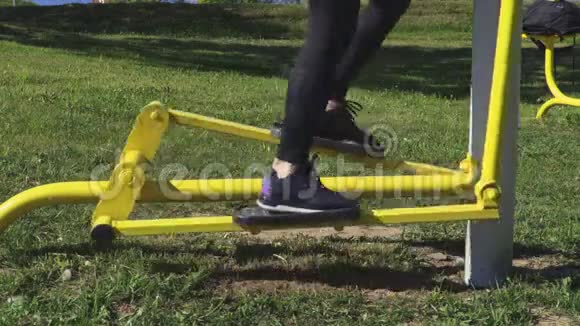 在公园使用步进式训练机的女人视频的预览图