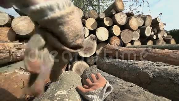 在一堆木头上戴上防护手套视频的预览图