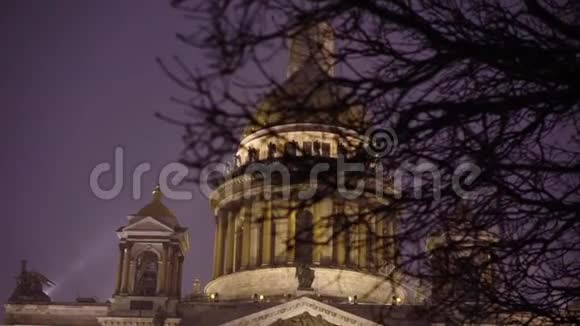 伊萨克斯大教堂在冬夜视频的预览图