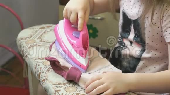 小孩子用塑料玩具熨斗烫衣服视频的预览图
