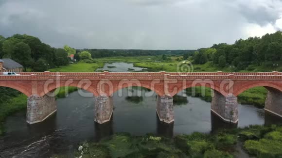 欧洲最宽的瀑布在拉脱维亚库尔迪加和砖桥横跨文塔河阿雷尔德龙射击视频的预览图