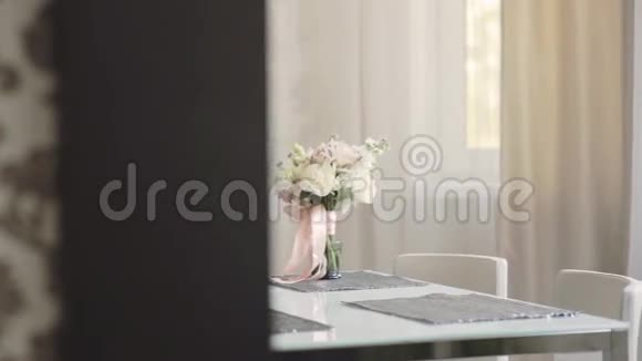早上桌上漂亮的新娘花束婚礼前的准备工作右倾视频的预览图