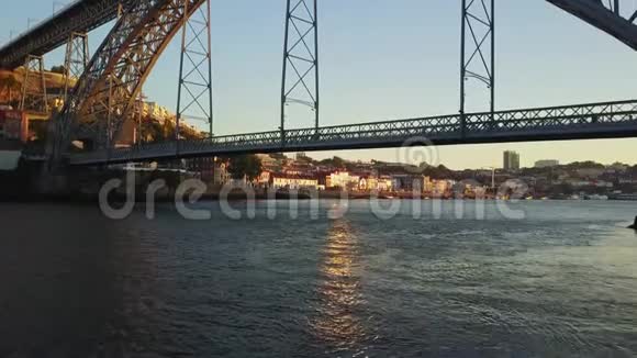 在葡萄牙波尔图的杜洛河和埃菲尔铁桥下面飞行视频的预览图