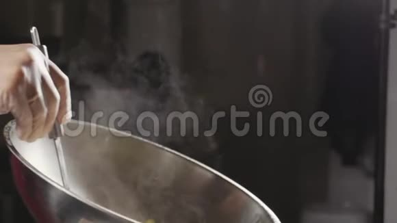 厨师用钢锅煮煎蛋卷特写慢动作视频的预览图