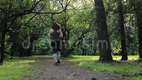 超重的女人回来跑步减肥概念视频的预览图