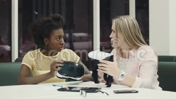 两名白种人和非洲裔美国妇女使用虚拟现实眼镜视频的预览图