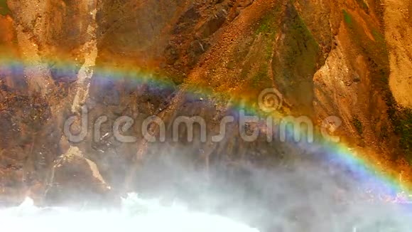 黄石下瀑布彩虹视频的预览图