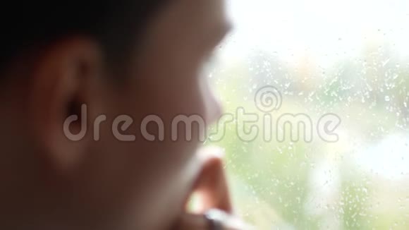 哭的女人的肖像女孩很难过窗外的秋雨抑郁和疲劳视频的预览图