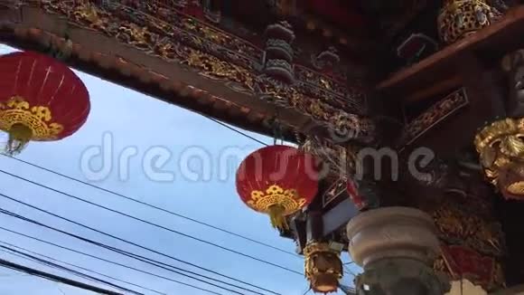 传统的中国寺庙入口背景是蓝蓝的彩灯视频的预览图