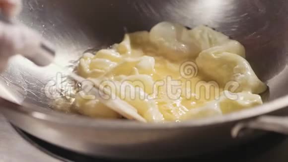 厨师用钢锅煮煎蛋卷特写慢动作视频的预览图