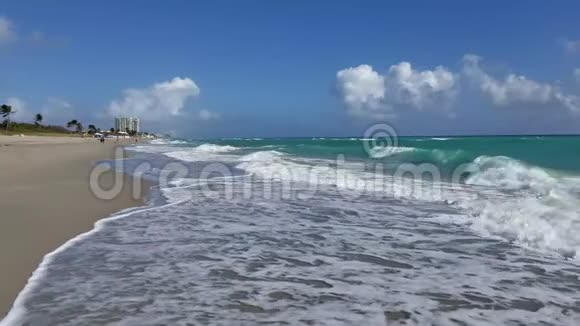 带波浪的热带沙滩视频的预览图