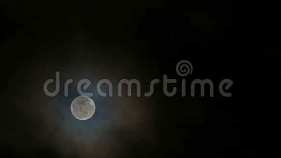 移动的雪月在夜晚升起乌云密布视频的预览图