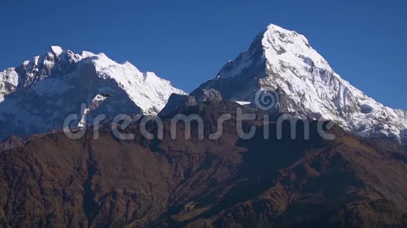小型飞机飞越喜马拉雅山山脉视频的预览图