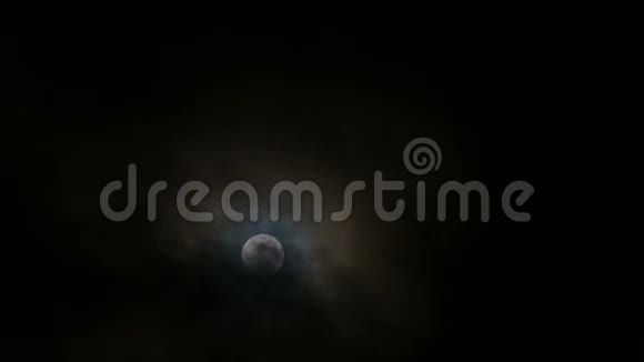 移动的雪月在夜晚升起乌云密布视频的预览图