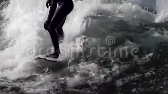 在波浪上冲浪自然光视频的预览图