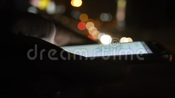 晚上在街上用电话视频的预览图