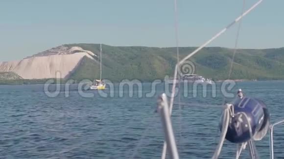 游艇船只和山景视频的预览图