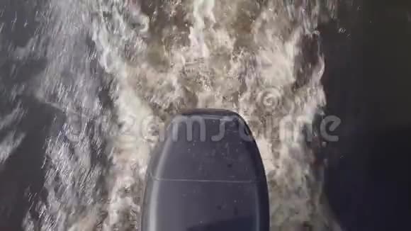 船叶在水中醒来的悬挂马达视频的预览图
