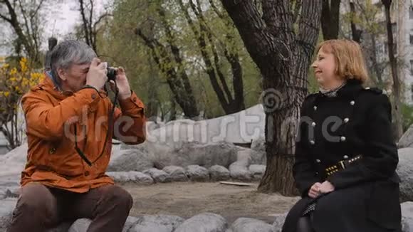 可爱的成熟夫妇用老式相机拍照视频的预览图