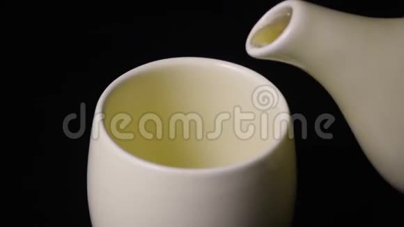 慢动作茶倒在杯子里视频的预览图