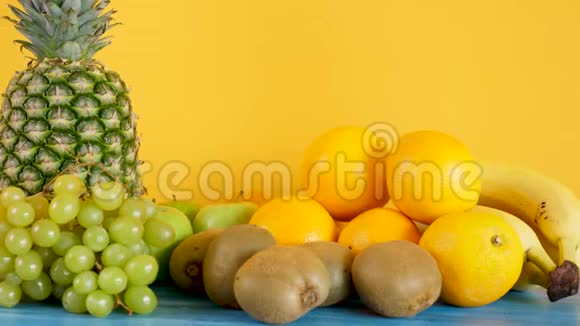 黄色背景下各种异国水果的混合视频的预览图