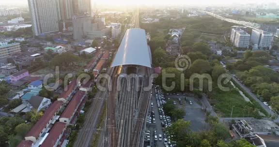 从曼谷火车站出发的空中列车视频的预览图
