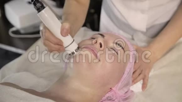 接受皮肤治疗的年轻女性改善外观而不做手术面部射频升降视频的预览图