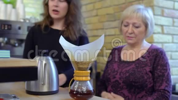 成熟的女人学会在咖啡馆里煮咖啡视频的预览图