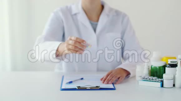 医生在医院出示药杯和药片视频的预览图