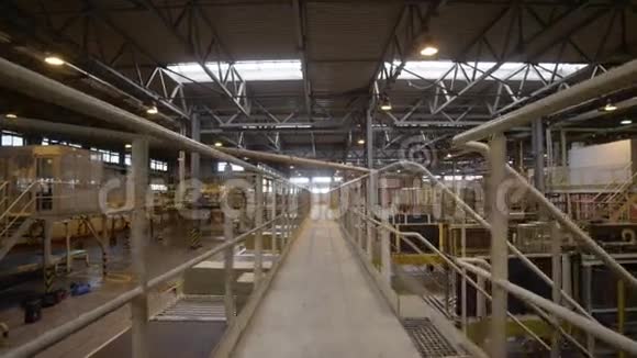大型工厂车间金属桥摄像机移动视频的预览图