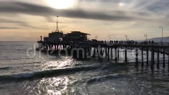 美国加利福尼亚州圣莫尼卡2017年2月圣莫尼卡码头云视频的预览图