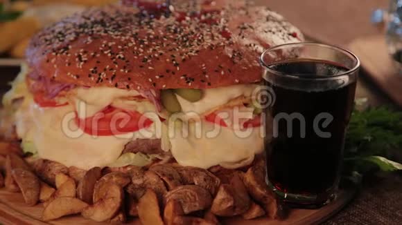 有土豆和汽水的美味汉堡视频的预览图