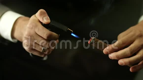 一个人点燃雪茄特写镜头视频的预览图