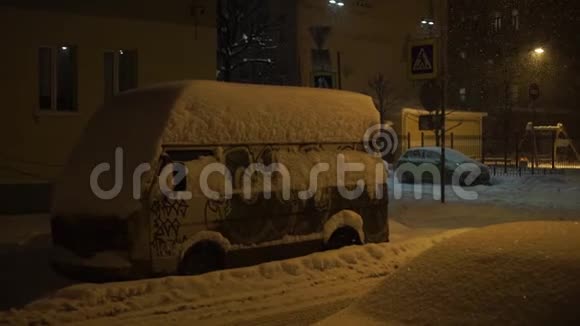 面包车上覆盖着雪晚上城里下了大雪视频的预览图