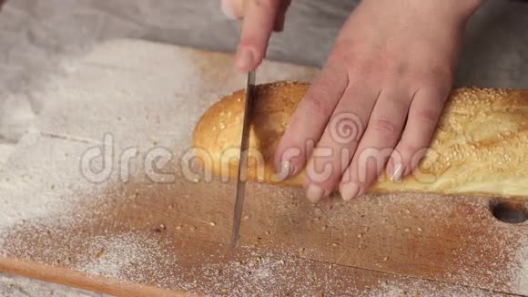 女孩在木板上切面包视频的预览图