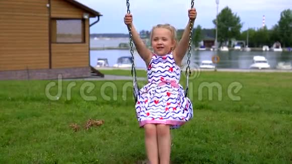 小女孩在公园的秋千上摇晃视频的预览图