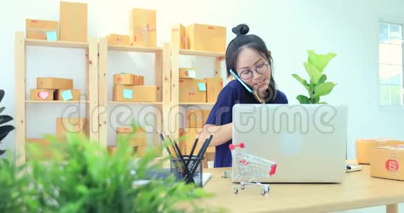 亚洲女性在家工作年轻的企业开始与在线企业或中小企业的概念视频的预览图