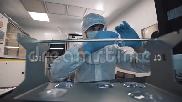 工程师在实验室用湿布清洗镜片视频的预览图