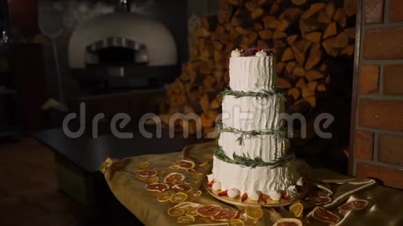 用迷迭香装饰的漂亮的婚礼蛋糕视频的预览图