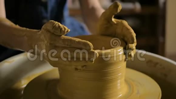 陶器车间一个小女孩做了一个粘土花瓶视频的预览图